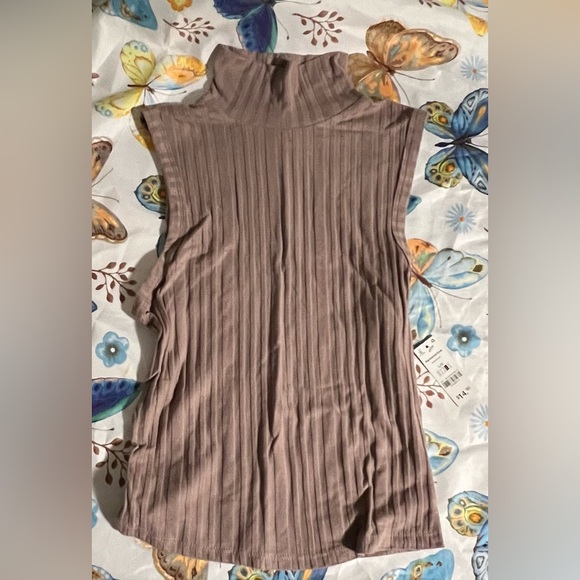 Sleeveless tee - Picture 1 of 2